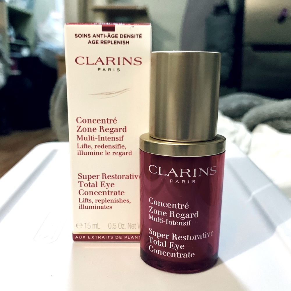 SOLD - Clarins Super Restorative Total Eye